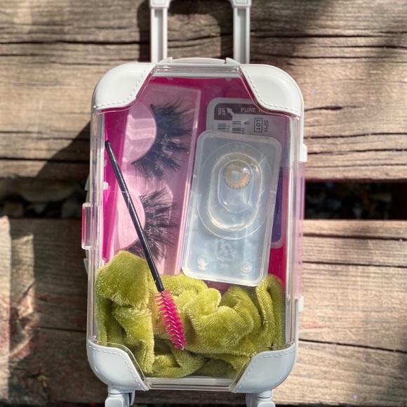 New!! Make up case w/accessories - Picture 6 of 16